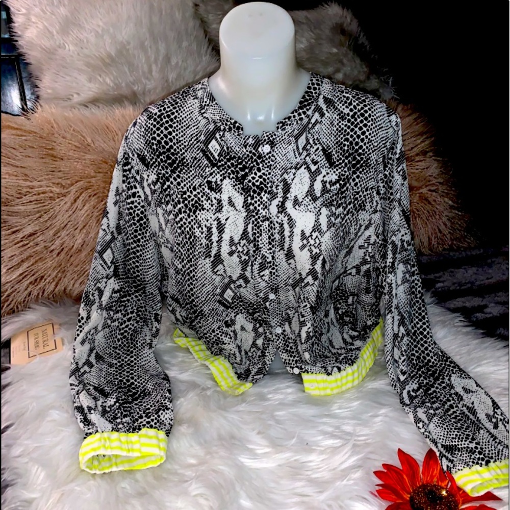 🥰sOLD❤️❤️ Cute snakeskin top/jacket🔥